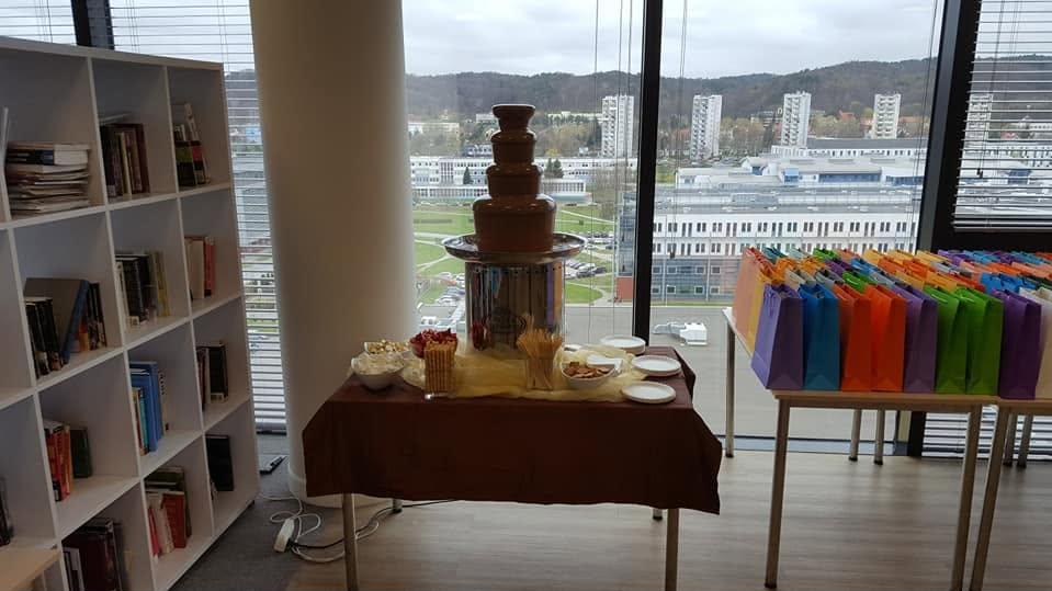 Fontanna czekoladowa na evencie firmowym w biurowcu z panoramą miasta
